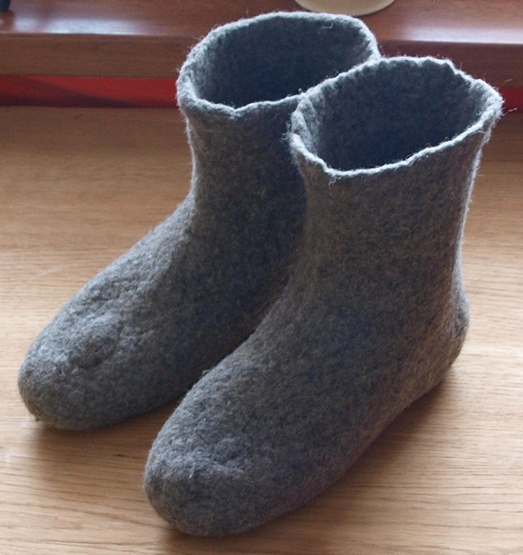 Exercise Mathis Fraction Warm felt socks in different sizes and colours.