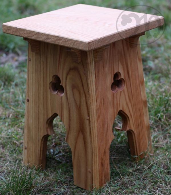 stołek gotycki drewniany